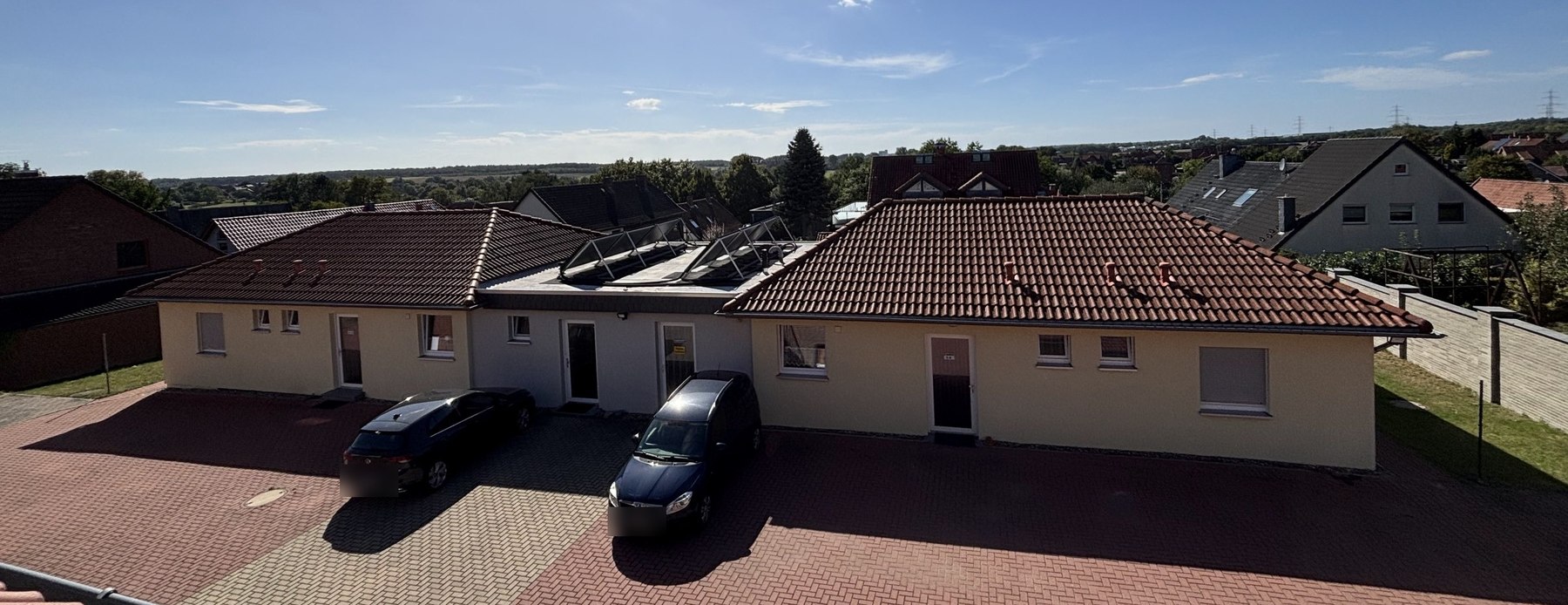 Bungalow der Zimmervermietung Hoffmeister in Wolfsburg-Hattorf mit gepflastertem Hof