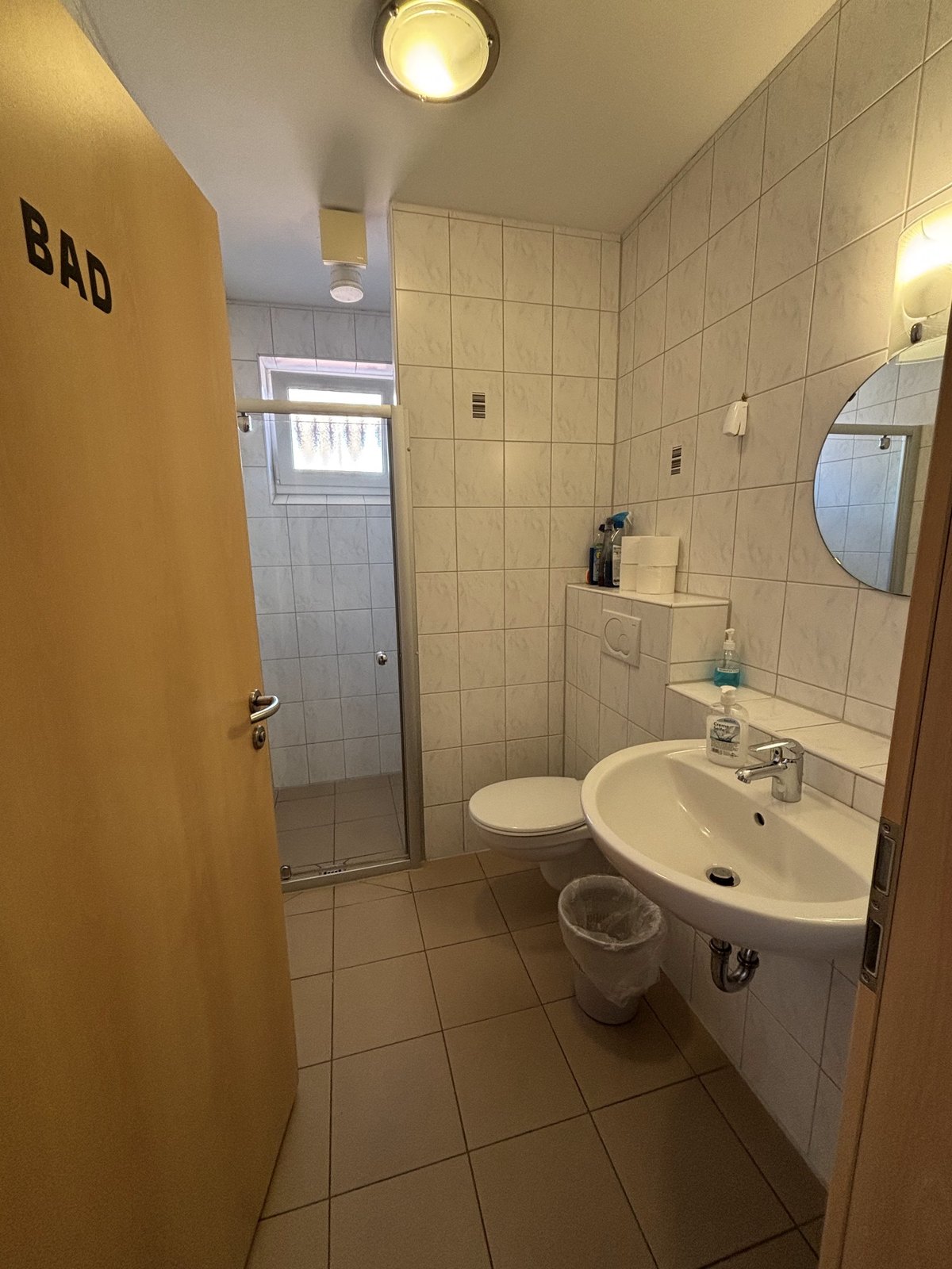 Bad mit Dusche, Waschbecken und WC