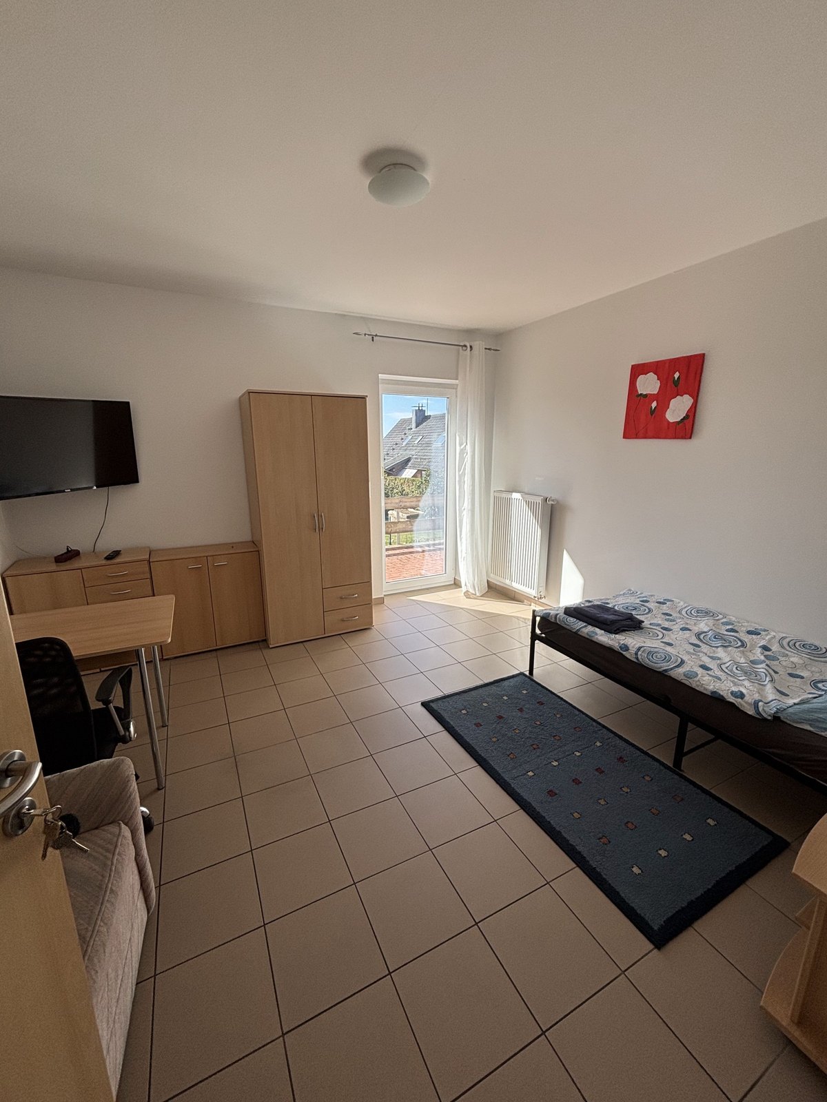 Möbliertes Einzelzimmer mit Bett, Schrank und Fenster in Wolfsburg-Hattorf